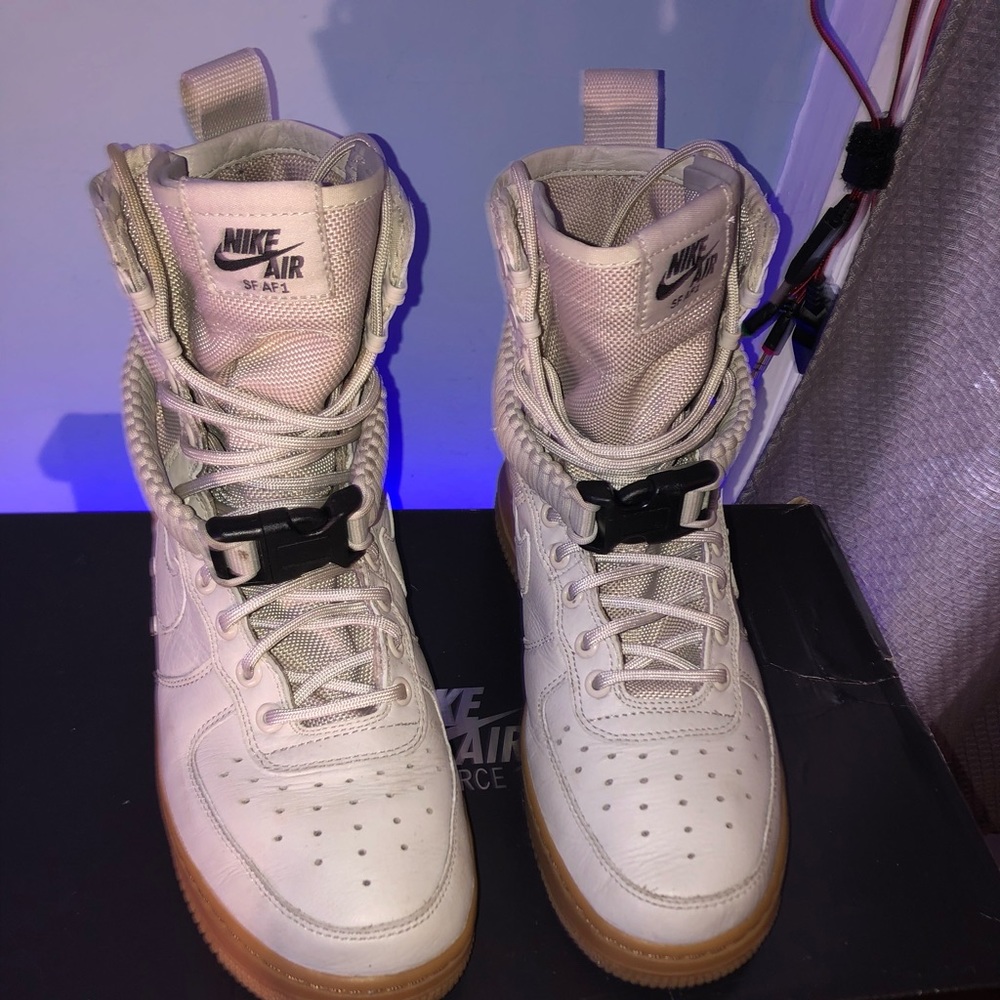 W sf AF1 size 8.5 in women’s